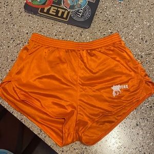 Hooters short